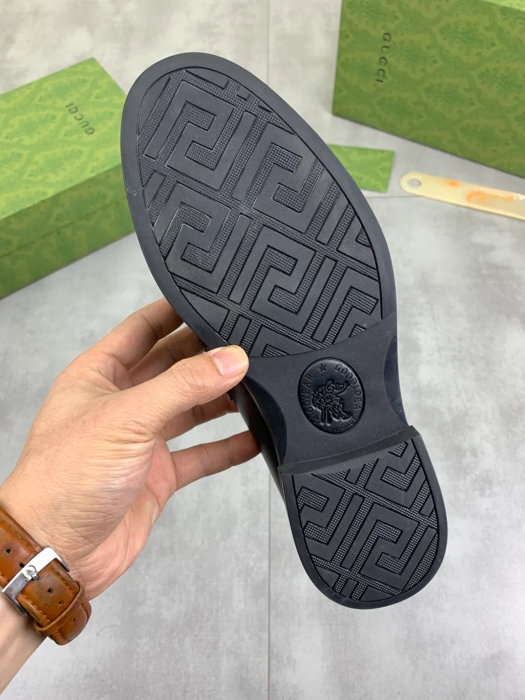 Men's shoes💰P500💰【New model, soft and comfortable Gucci classic business leather shoes hot selection (Gucci) official website latest Gucci 🎁 business leather shoes, hot style 💥 simple and elegant style, exclusive for trendy men. Unique official website latest brand original double G embossed element 👑Gucci Original decoration, fashionable and generous, made of original calfskin ✅ fully imported first-layer pigskin lining, official website designated wear-resistant, rubber business outsole, real-life photos of classic models at the counter 🎬38-44 (customized for 45) 3⃣️ colors available